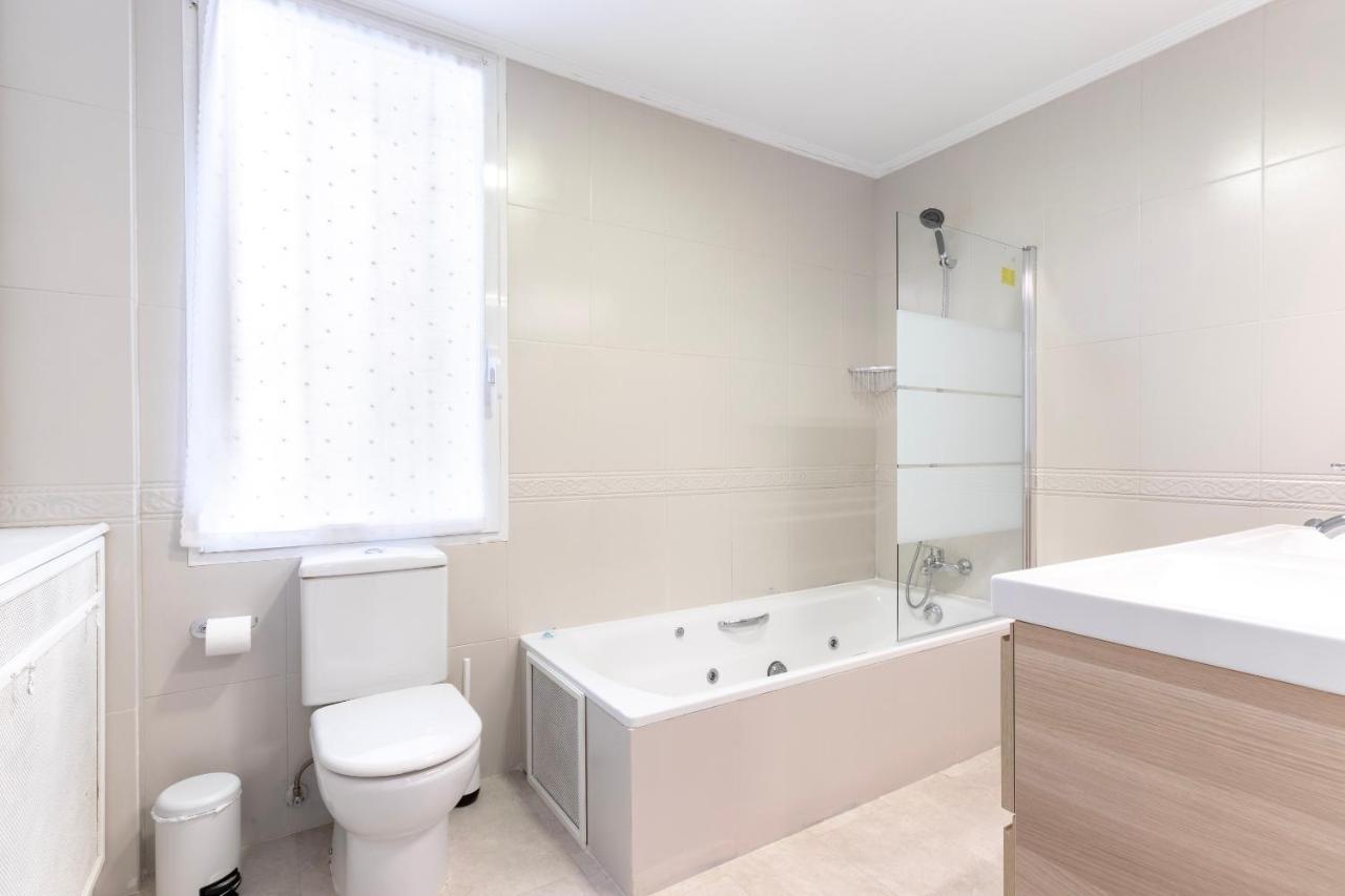 Akomodat En Apartamento En El Centro De Bilbao Con Parking Luaran gambar